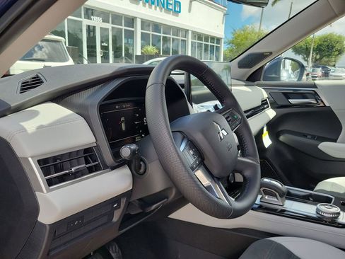 New 2025 Mitsubishi Outlander SE image 6