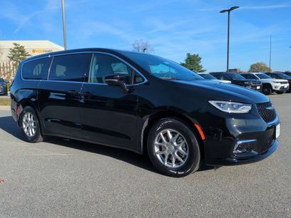 New 2026 Chrysler Pacifica Select