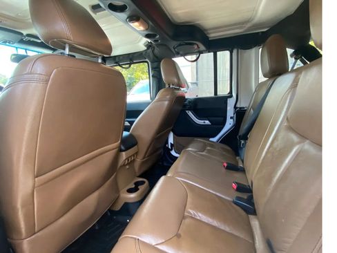 Used 2014 Jeep Wrangler Unlimited Sahara w/ Connectivity Group AWD/4WD image 13