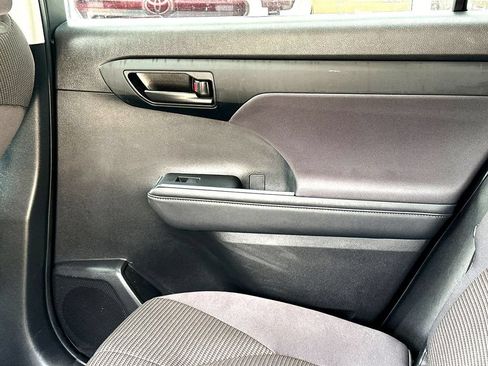 Used 2022 Toyota Highlander LE AWD/4WD image 18