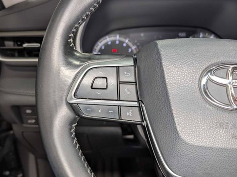 Used 2021 Toyota Highlander XLE AWD/4WD image 39