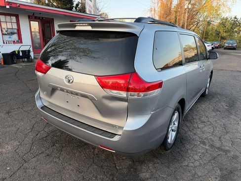 Used 2012 Toyota Sienna LE image 7