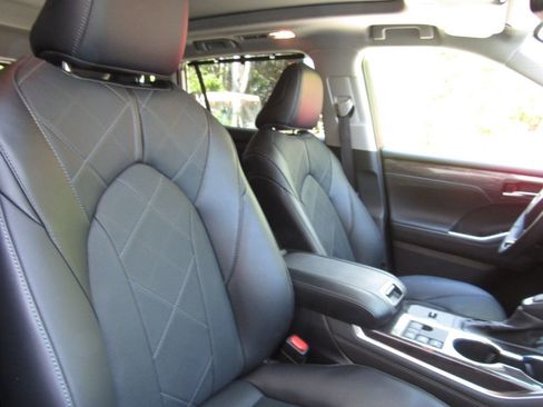 Used 2025 Toyota Highlander Platinum AWD/4WD image 22