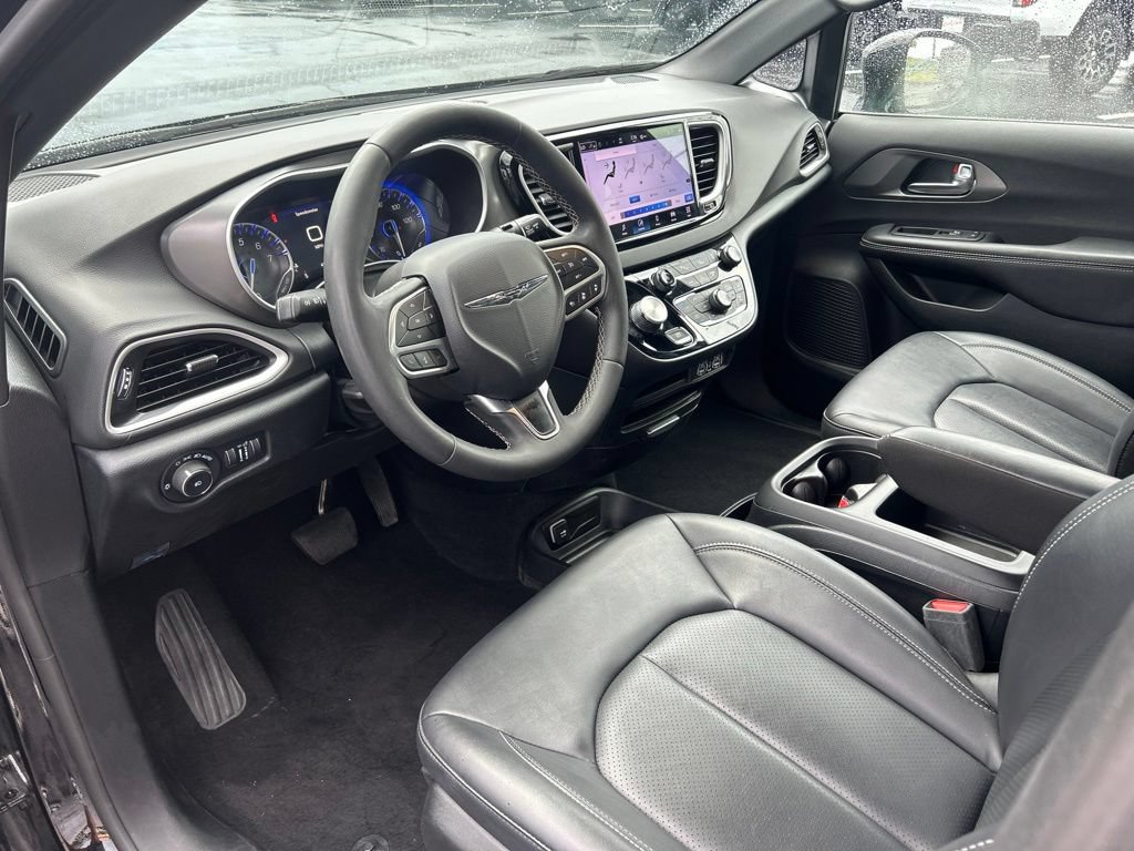 Used 2025 Chrysler Pacifica Select FWD image 19