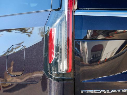 Used 2022 Cadillac Escalade ESV Luxury image 8