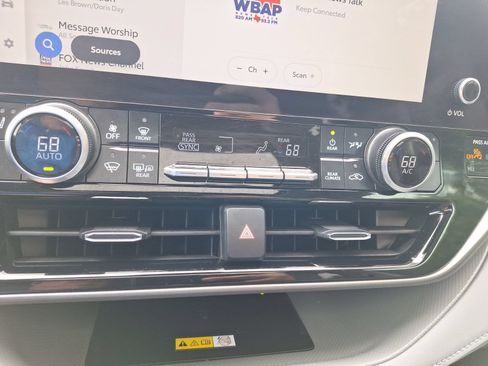 Used 2025 Toyota Highlander XLE AWD/4WD image 28