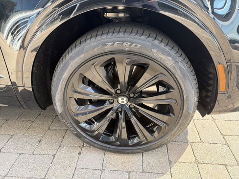 Used 2023 Bentley Bentayga Extended Wheelbase AWD/4WD image 31