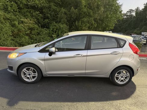 Used 2018 Ford Fiesta SE FWD image 4