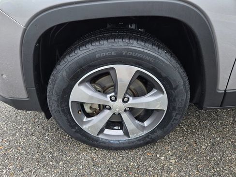 Used 2019 Jeep Cherokee Limited w/ Luxury Group AWD/4WD image 12