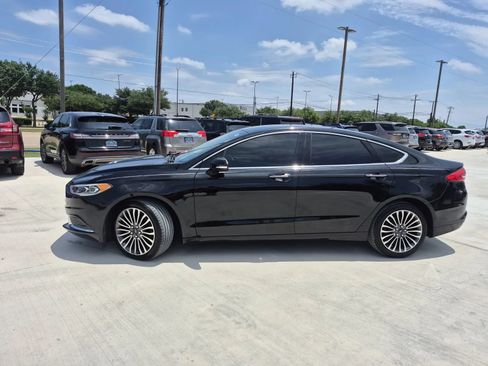 Used 2018 Ford Fusion SE w/ Fusion SE Technology Package FWD image 2