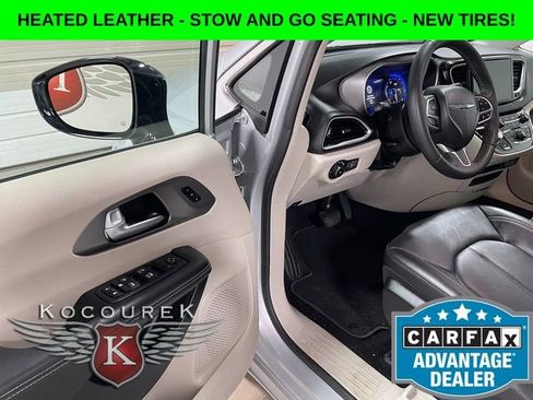 Used 2024 Chrysler Pacifica Touring-L FWD image 10