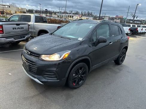 Used 2018 Chevrolet Trax LT w/ Sun & Sound Package image 2