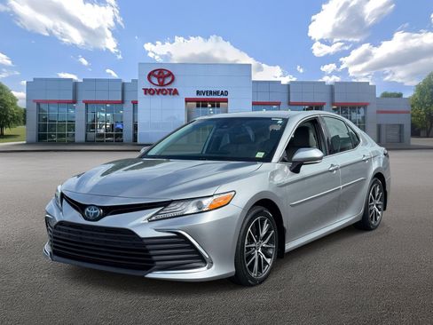 Certified 2021 Toyota Camry XLE FWD image 1