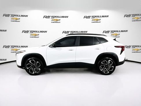 Used 2024 Chevrolet Trax RS w/ Sunroof Package FWD image 4