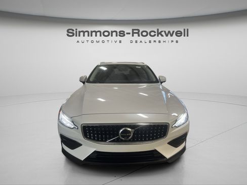 Used 2025 Volvo V60 B5 Cross Country Plus image 2