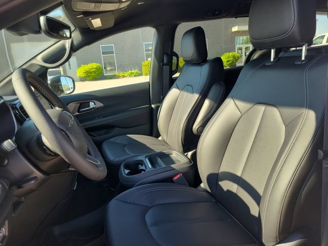New 2027 Chrysler Pacifica Select FWD image 5