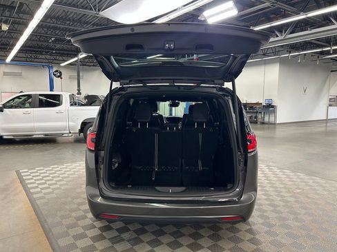 Used 2022 Chrysler Pacifica Touring-L w/ S Appearance Package FWD image 9