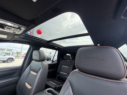 Used 2022 GMC Yukon AT4 w/ Technology Package AWD/4WD image 12