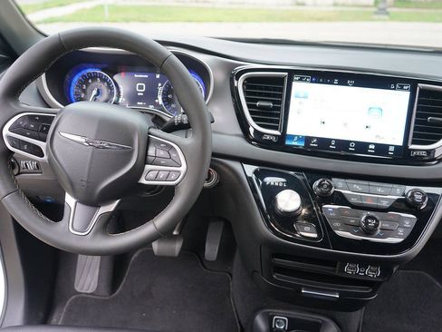 Used 2025 Chrysler Pacifica Select FWD image 16