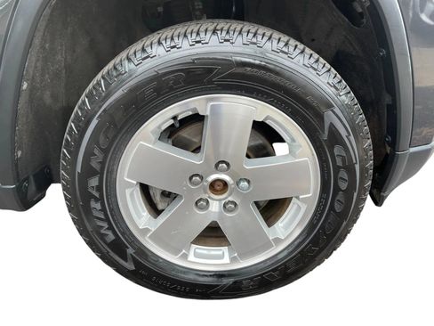 Used 2011 Jeep Grand Cherokee Overland image 22