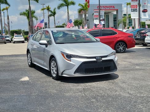 Used 2022 Toyota Corolla LE FWD image 2