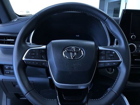 Certified 2025 Toyota Highlander XSE AWD/4WD image 16