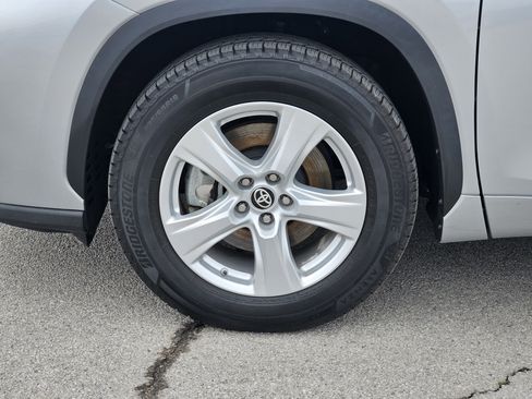 Used 2023 Toyota Highlander LE image 11