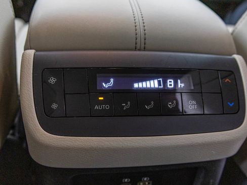 Used 2024 Nissan Pathfinder SL w/ Black Appearance Package AWD/4WD image 40