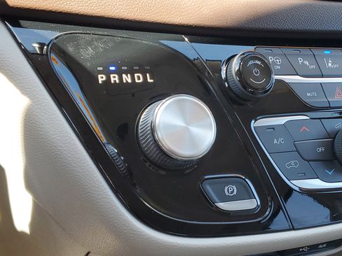 Used 2020 Chrysler Pacifica Touring-L w/ Advanced Safetytec Group FWD image 26