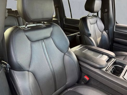 Used 2024 Jeep Wagoneer Series III w/ HD Trailer Tow Package image 24