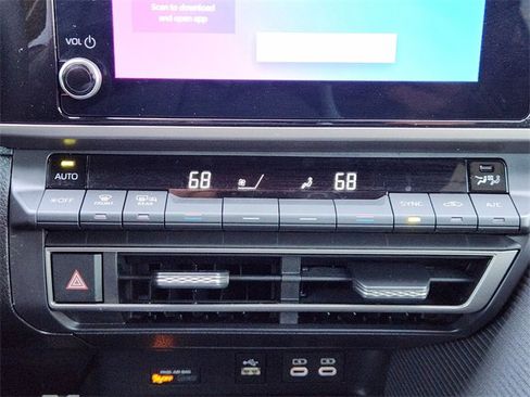 Used 2025 Toyota Camry SE image 15