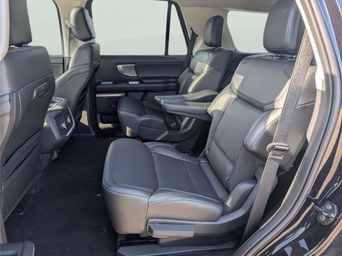 Used 2025 Ford Expedition Platinum image 30