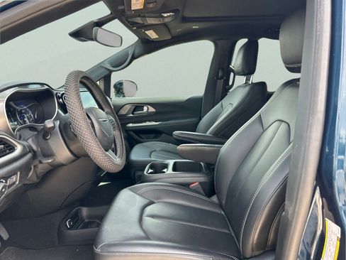Used 2025 Chrysler Pacifica Select FWD image 9