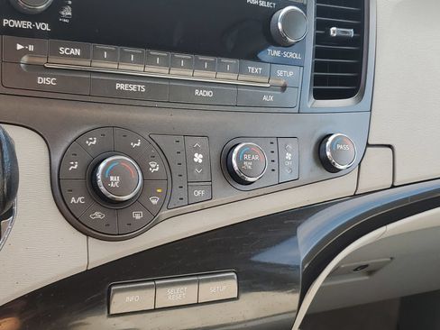 Used 2011 Toyota Sienna LE w/ Towing Pkg FWD image 28