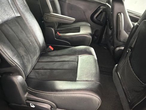 Used 2016 Dodge Grand Caravan SXT FWD image 19