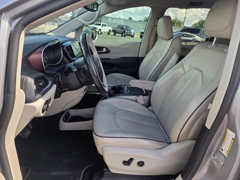 Used 2019 Chrysler Pacifica Limited FWD image 11