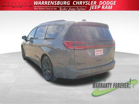 Used 2025 Chrysler Pacifica Limited image 6