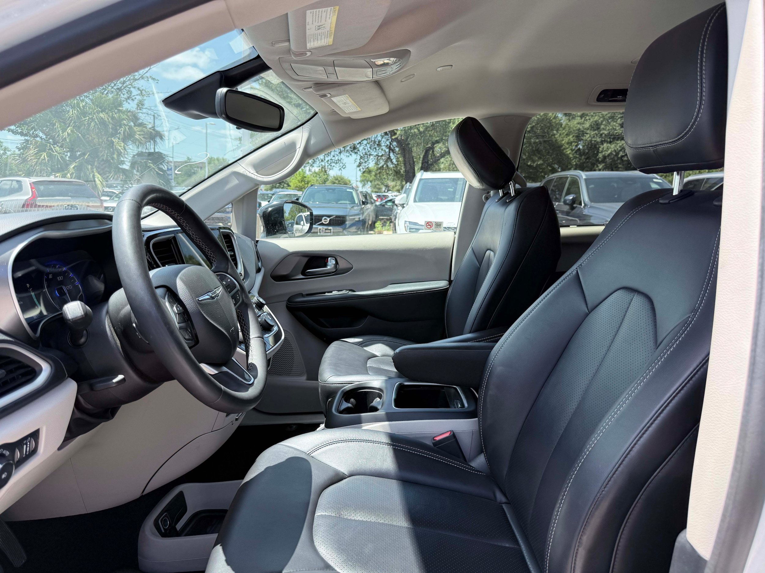 Used 2024 Chrysler Pacifica Touring-L FWD image 10