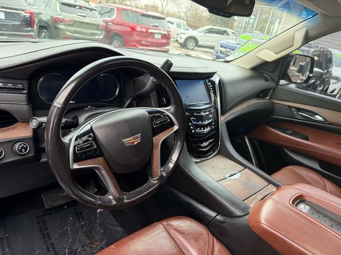 Used 2016 Cadillac Escalade Luxury image 3