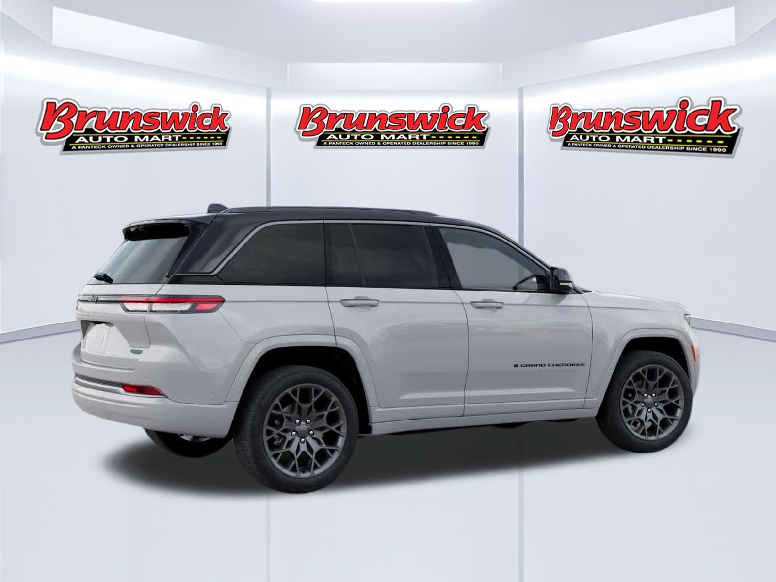 New 2026 Jeep Grand Cherokee Summit w/ Obsidian Package AWD/4WD image 4