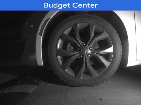 Used 2018 Chrysler Pacifica Touring-L w/ Premium Audio Group FWD image 5