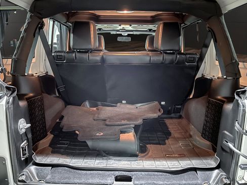 Used 2018 Jeep Wrangler Unlimited Rubicon w/ Connectivity Group image 9