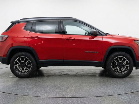 Used 2025 Jeep Compass Trailhawk AWD/4WD image 11