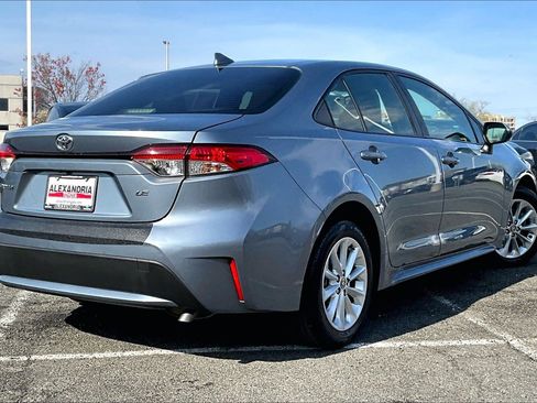 Used 2021 Toyota Corolla LE w/ LE Convenience Package image 12