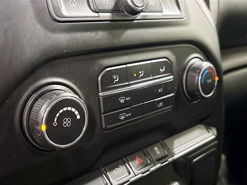 Used 2019 Chevrolet Silverado 1500 Custom w/ Custom Convenience Package AWD/4WD image 18