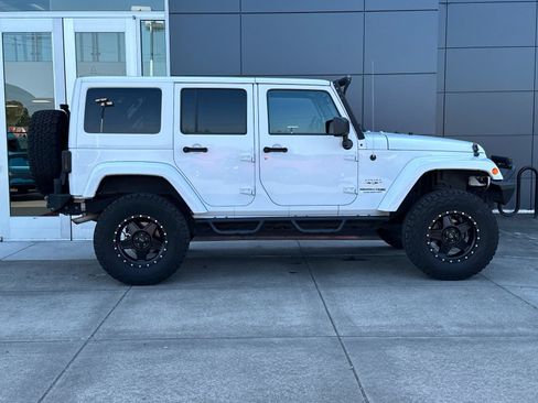 Used 2018 Jeep Wrangler Unlimited Sahara w/ Connectivity Group AWD/4WD image 2