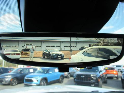 Used 2025 Chevrolet Suburban Premier image 32