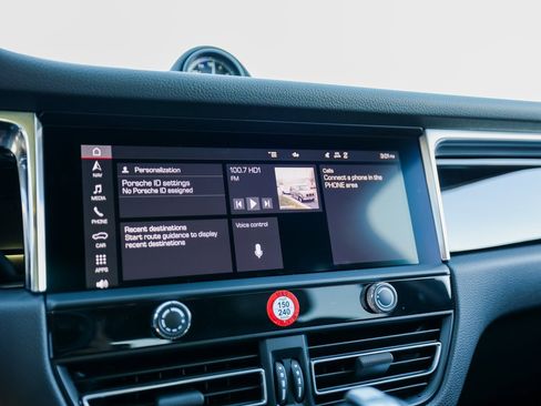 Certified 2025 Porsche Macan image 18