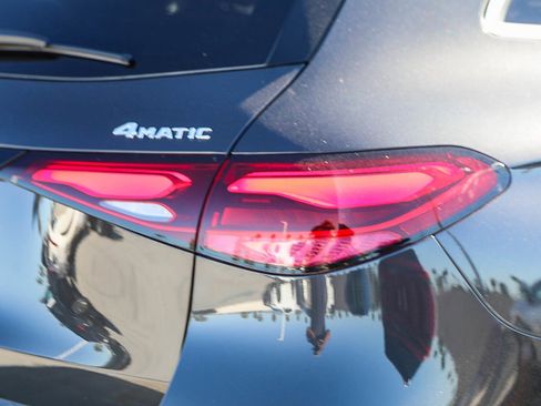 Used 2025 Mercedes-Benz GLC 300 4MATIC image 9