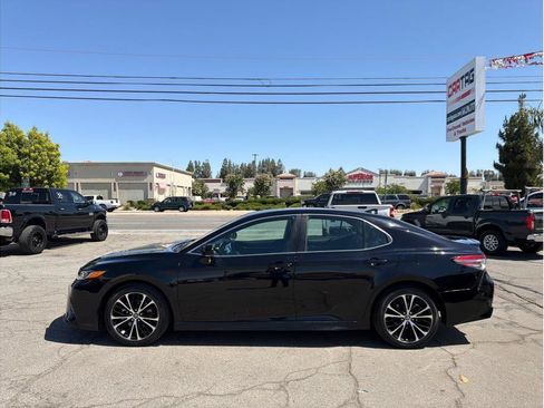 Used 2019 Toyota Camry SE w/ Carpet Mat Package FWD image 19
